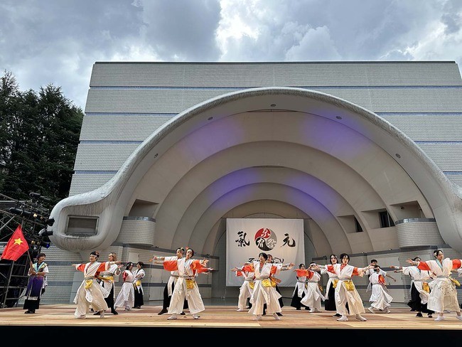 越南舞蹈队在日本鸣子舞节上演出。