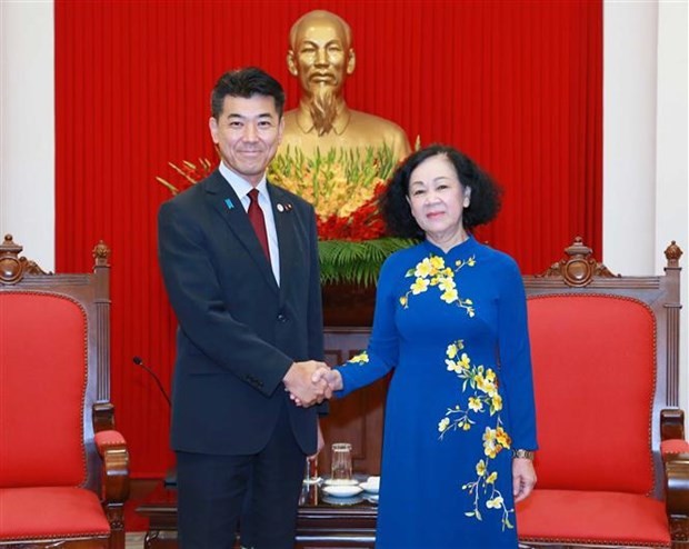 越共中央书记处常务书记张氏梅会见日本立宪民主党党首泉健太。