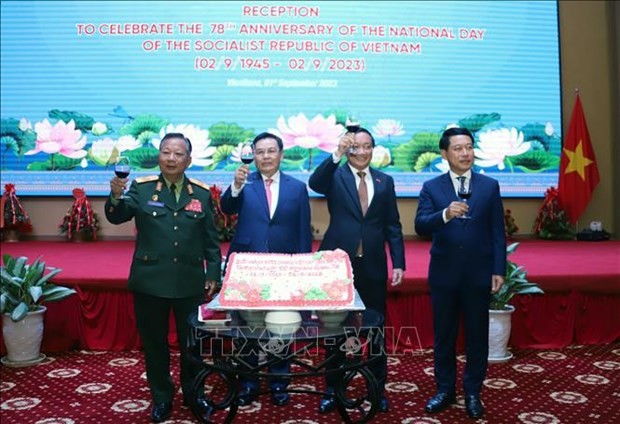 越南驻老挝大使阮伯雄与各代表出自活动。
