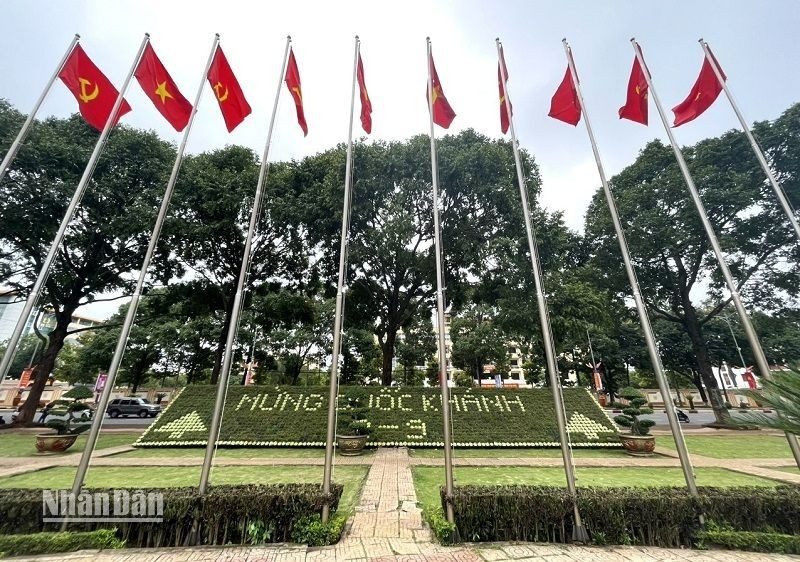 国旗在邦美蜀市中心飘扬，庆祝九·二国庆节78周年。