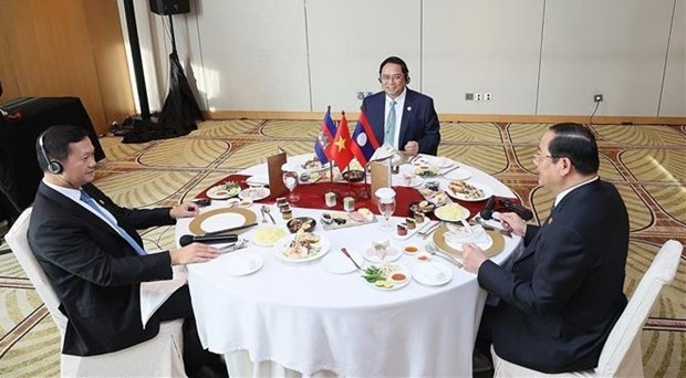 越南政府总理范明正与老挝总理和柬埔寨首相共进工作早餐。