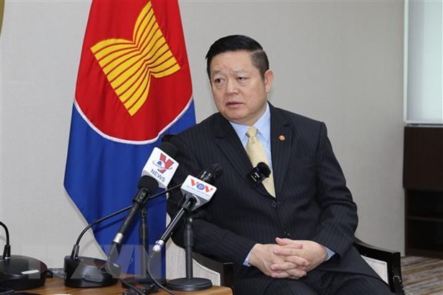东盟秘书长高金洪在雅加达接受越通社记者采访。