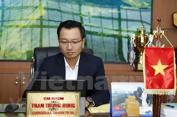 Unitel总经理陈中兴接受越通社驻老挝记者采访。