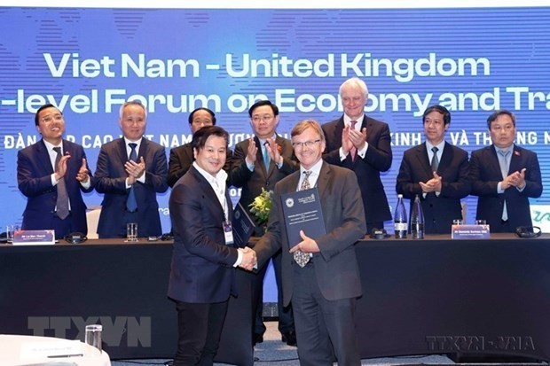 越南国会主席王廷惠2022年在越英商务峰会上见证两国企业和地方合作协议的签署仪式。