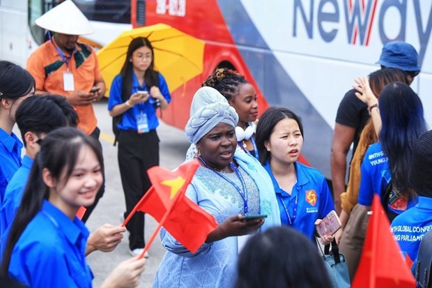 广宁省青年热烈欢迎全球青年议员前来参观下龙湾。