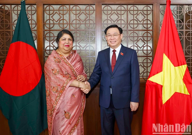 越南国会主席王廷惠（右）与孟加拉国国民议会议长乔杜里握手。