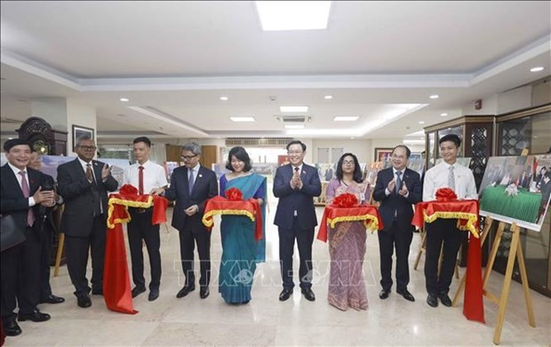 越南国会主席王廷惠出席越孟关系50周年图片展开幕剪彩仪式。