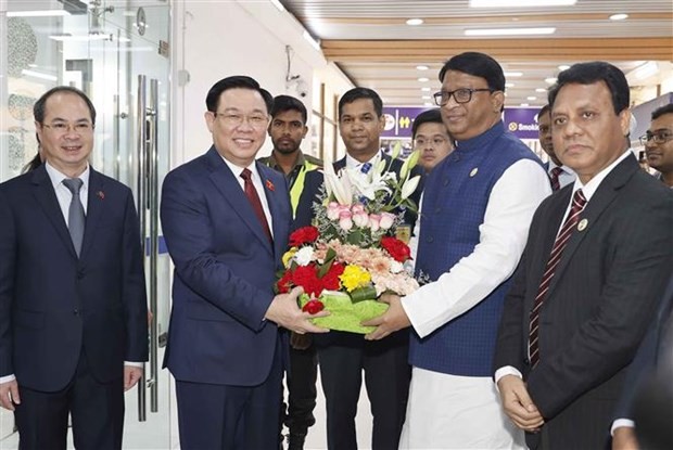 国会主席王廷惠一行开始对孟加拉国进行正式访。