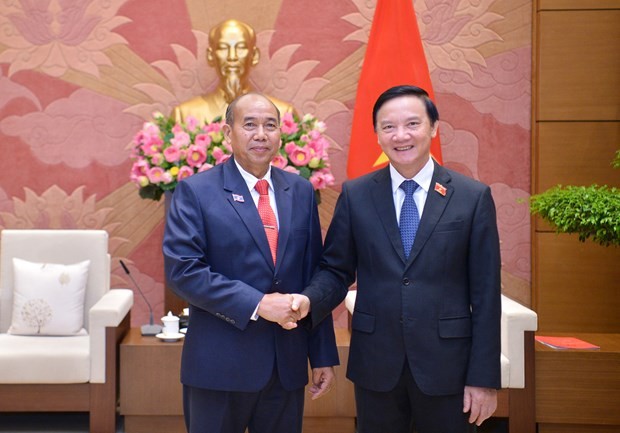 越南国会副主席阮克定与老挝国会民族委员会主任坎占·索塔帕塞。