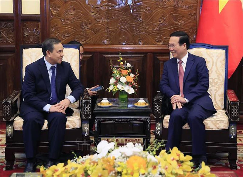 国家主席武文赏会见前来辞行拜会的老挝驻越南大使森菲特·宏本让。