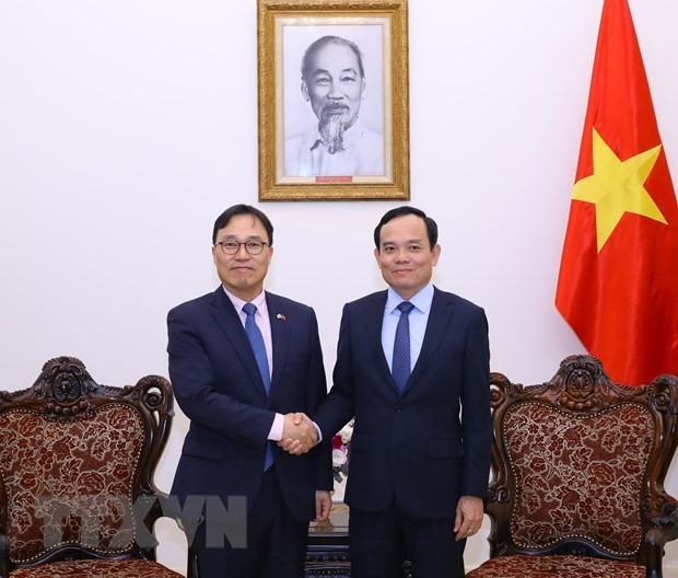越南政府副总理陈流光和韩国新任驻越南大使崔英三。
