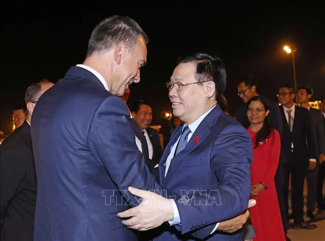 布尔加斯市市长迪米塔尔•尼科洛夫在布尔加斯机场送行越南国会主席王廷惠。