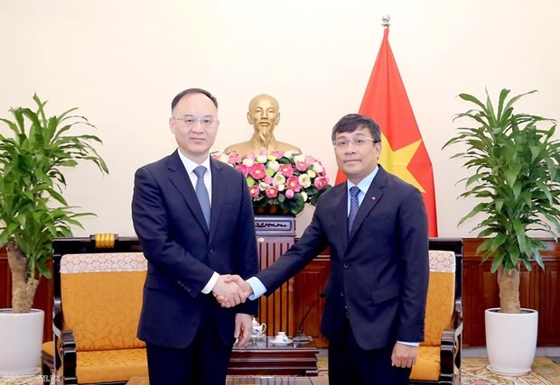 越南外交部常务副部长阮明武同中国外交部部长助理农融举行会谈。