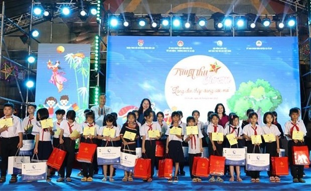 越南国家副主席武氏映春向250名处境困难而学习成绩优异儿童颁发助学金。