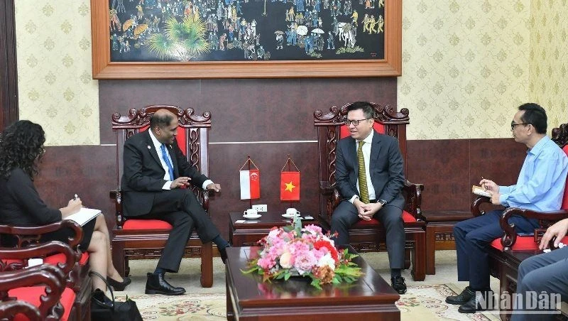黎国明总编辑会见新加坡驻越南大使贾亚·拉特南。（登科 摄）