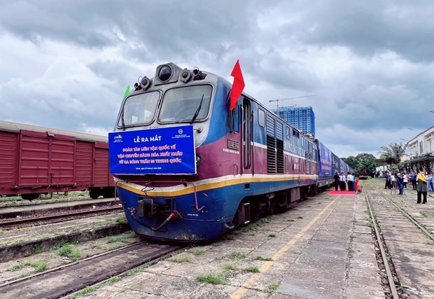 神浪站至中国国际联运货运班列由19节车厢组成，运载木薯淀粉约500吨。