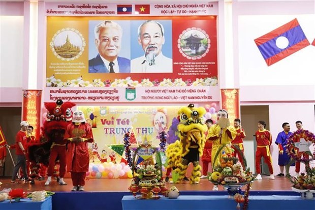 阮攸老越双语学校在老挝首都万象为学生们举行欢度中秋节活动。