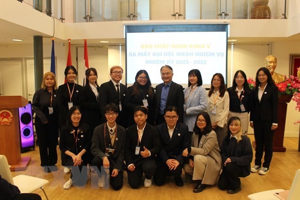 越南驻荷兰大使吴向南与荷兰越南大学生协会合影。
