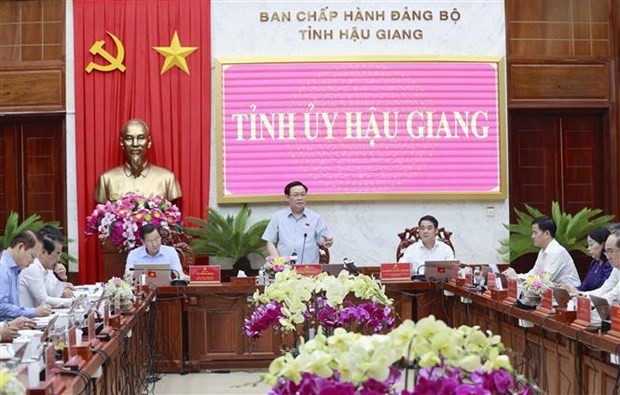 越南国会主席王廷惠在会议上发表讲话。