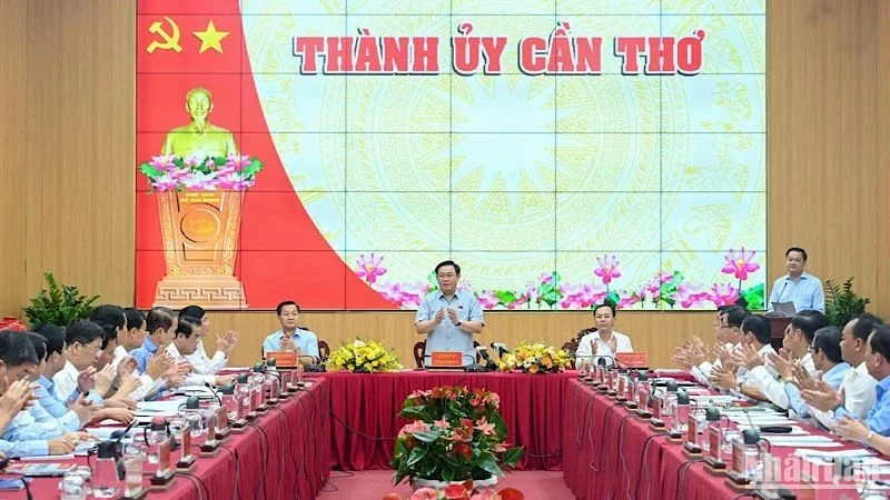 越南国会主席王廷惠与芹苴市委常委会举行工作会谈。