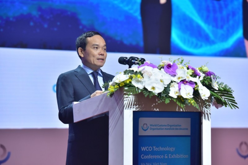 越南政府副总理陈流光在会上发表讲话。