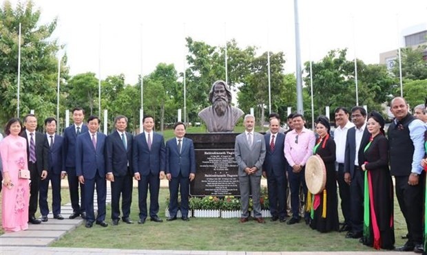 印度著名诗人拉宾·德拉纳特·泰戈尔雕像落成仪式在北宁省举行。