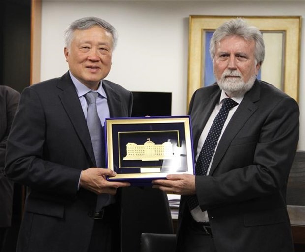 越南最高人民法院院长阮和平向巴西联邦地区法院院长何塞·克鲁斯·马塞多赠送纪念品。