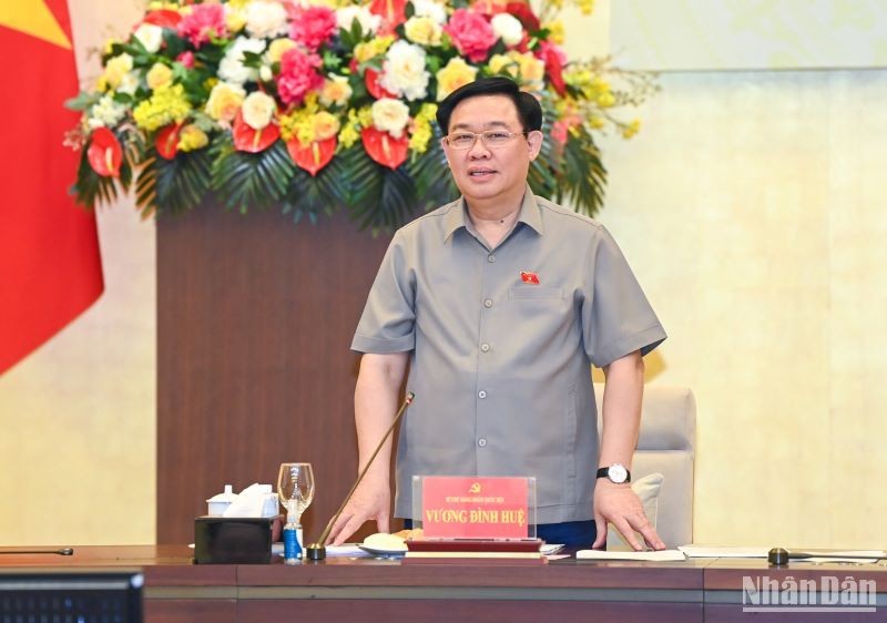 越南国会主席王廷惠在会上发言。