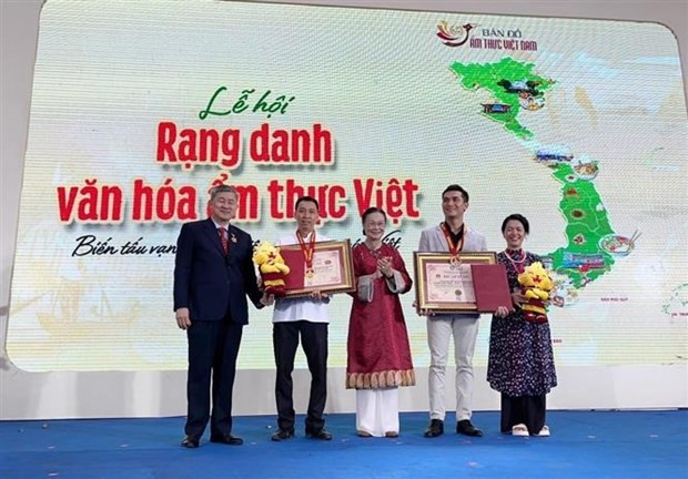 胡志明市旅游协会与有关单位联合举行“奋力弘扬越南饮食文化”节。