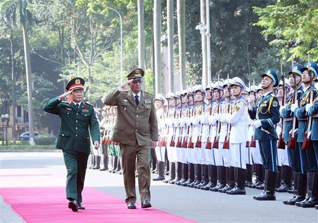 阮新疆上将在国防部总部举行仪式，欢迎罗伯托一行访问越南。