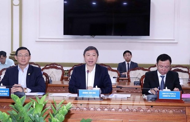 胡志明市人民委员会副主席杨英德发表讲话。