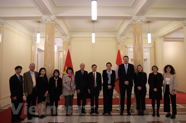 越南科技部副部长裴世维与瑞士联邦教育、科研与创新国务秘书处国务秘书玛蒂娜·平山合影。