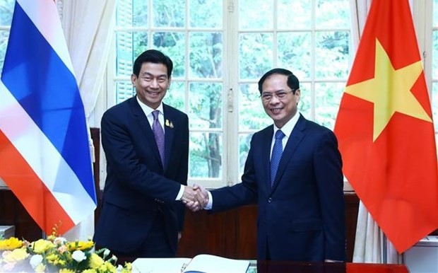 越南外交部长裴青山与泰国副总理兼外交部长帕恩普里·巴希达·努卡拉。