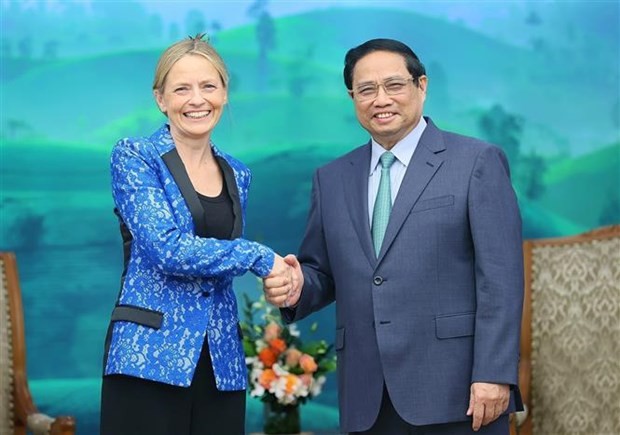 越南政府总理范明正与亚马逊公司国际公共政策副总裁苏珊·波因特尔握手。