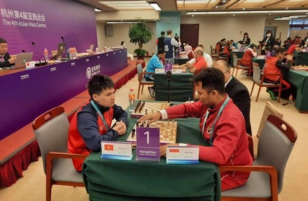 棋手黎文越（左）在VI-B1级男子个人标准棋项目上以5.5分获得银牌。