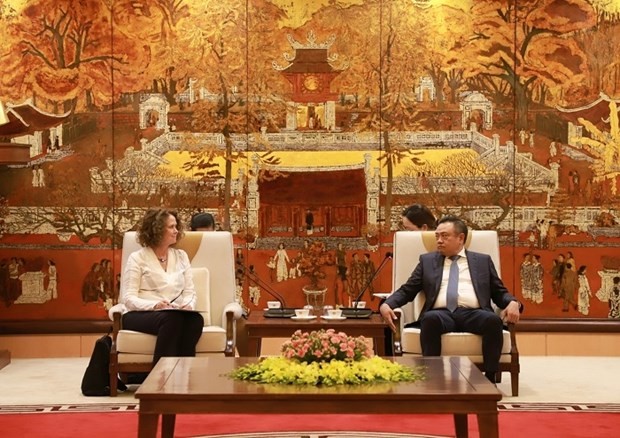 越共中央委员、市委副书记、河内市人民委员会主席陈士青会见世界银行驻越南首席代表卡罗琳·特克。