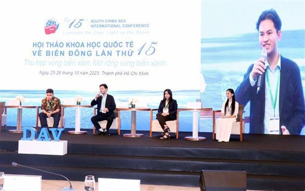 东南亚年年轻代表在会上发表意见。