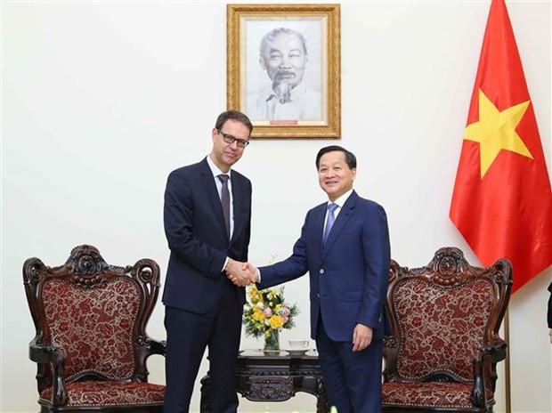 越南政府副总理黎明慨（右）与瑞士经济、教育和研究部国务秘书多米尼克·帕拉维西尼。
