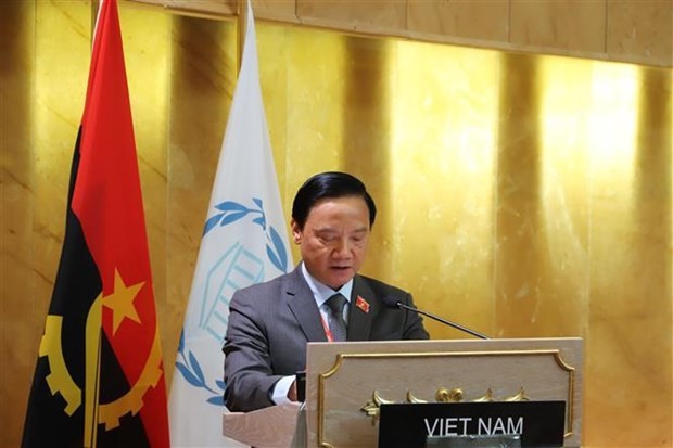 越南国会副主席阮克定在会上发表讲话。