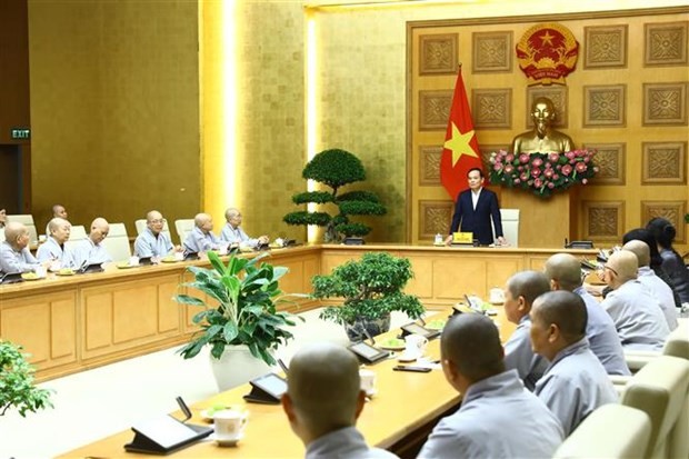 越南政府副总理陈流光发表讲话。