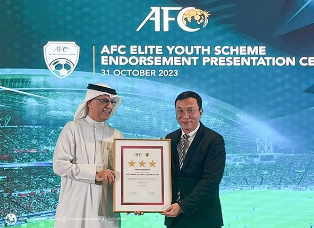 越南足球联合会获颁《亚足联教练员公约》职业级证书。