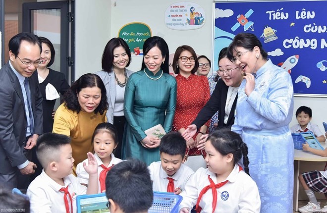 蒙古国总统夫人博洛其其格和越南国家主席夫人潘氏清心一同参观朱文安小学校的智慧教室。