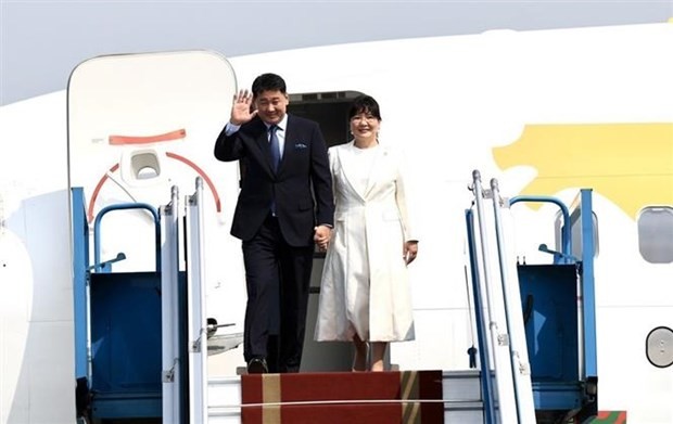 蒙古国总统乌赫那·呼日勒苏赫和夫人于11月1日中午抵达河内。