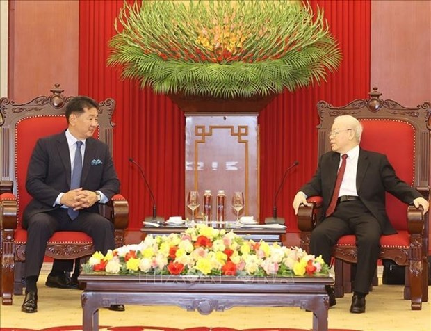 阮富仲总书记会见蒙古国总统乌赫那·呼日勒苏赫。（维玲 摄）