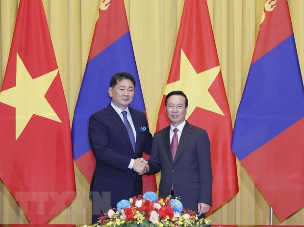 越南国家主席武文赏与蒙古国总统乌赫那·呼日勒苏赫。