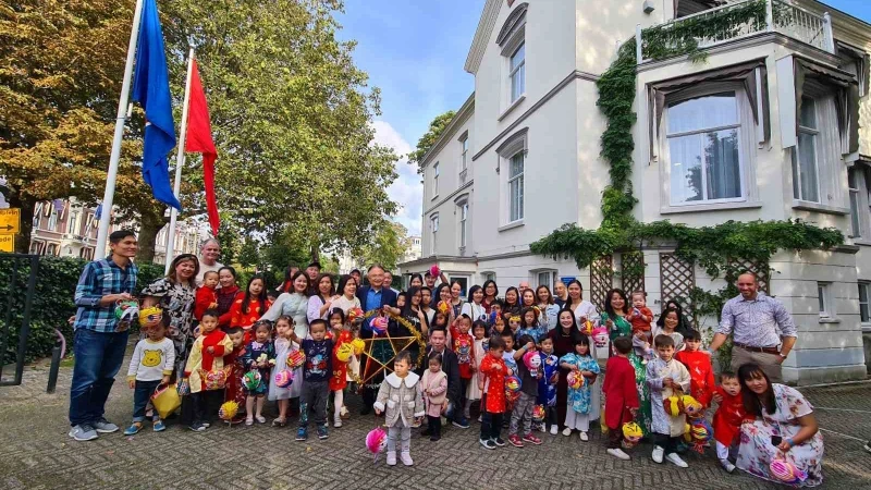 旅居荷兰越南人协会为儿童举办中秋节活动。 （图片来源：越南驻荷兰大使馆）