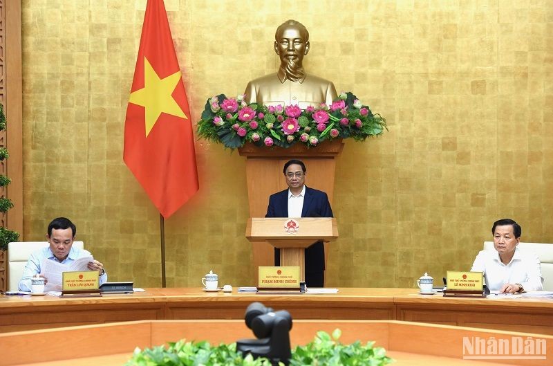 越南政府总理范明正主持召开10月份例行会议。（陈海 摄）