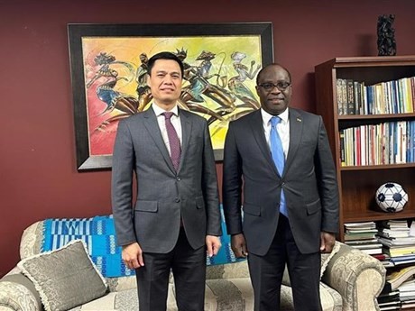 越南常驻联合国代表团团长邓黄江大使会见加纳大使兼常驻联合国代表哈罗德·阿杰曼。