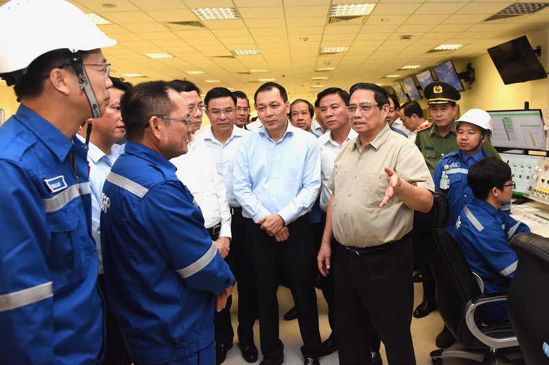 越南政府总理范明正视察清化省宜山经济区一批重点项目。