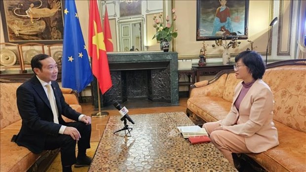 越南驻比利时兼驻卢森堡大公国大使、越南常驻驻欧盟代表团团长阮文草回答记者的采访。